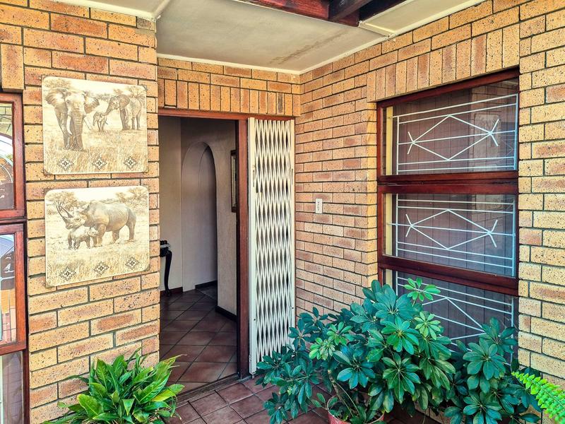 6 Bedroom Property for Sale in Glenhaven Western Cape